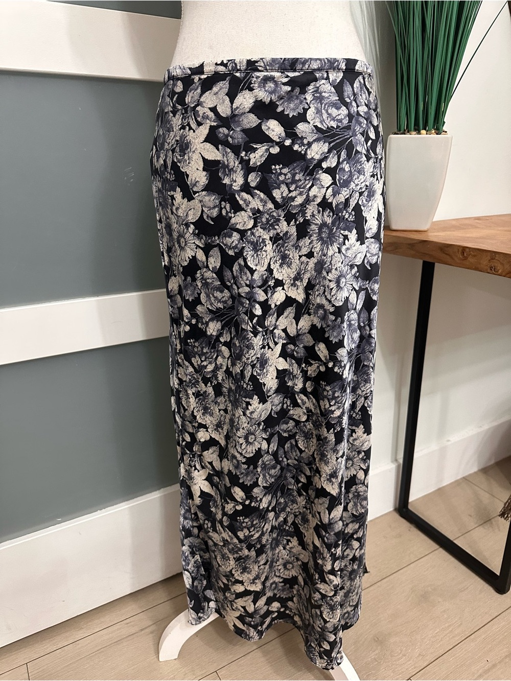 Cinq a Sept Photo Real Adis' Floral Print Silk Skirt Slate Gray SZ 10 Luxury EUC - Picture 4 of 9